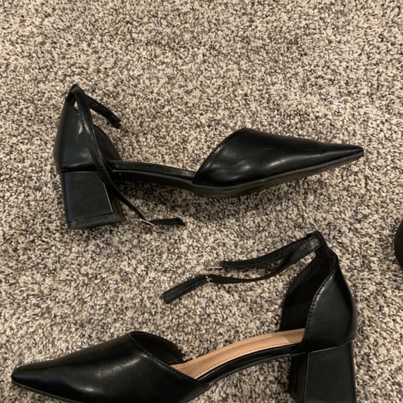 Women’s black pointed toe heels - Picture 3 of 3
